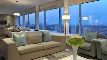 Minibar, coffres-forts dans les chambres, bureau, rideaux occultants