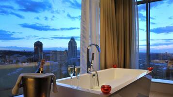 Minibar, caja de seguridad en la habitación y escritorio