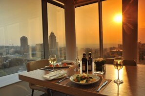 Minibar, in-room safe, desk, blackout curtains - Radisson Blu Hotel Sandton (Johannesburg)