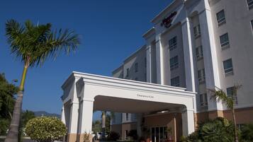 Vista frontal de la propiedad