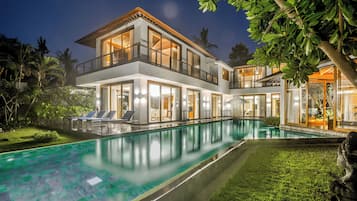 1 kamar tidur, selimut bulu angsa, minibar, dan brankas