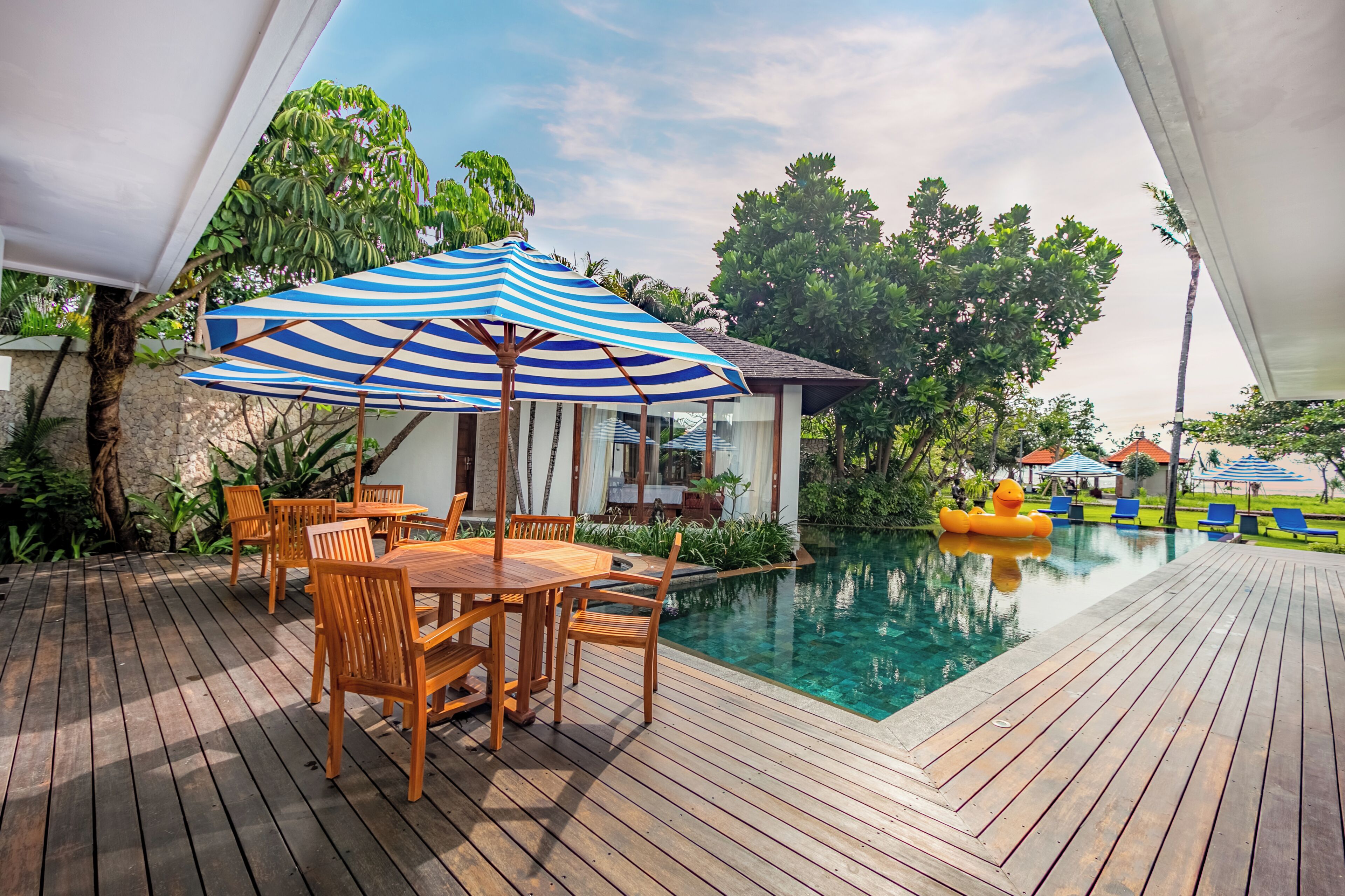 Una piscina al aire libre, cabañas de piscina gratuitas, sombrillas