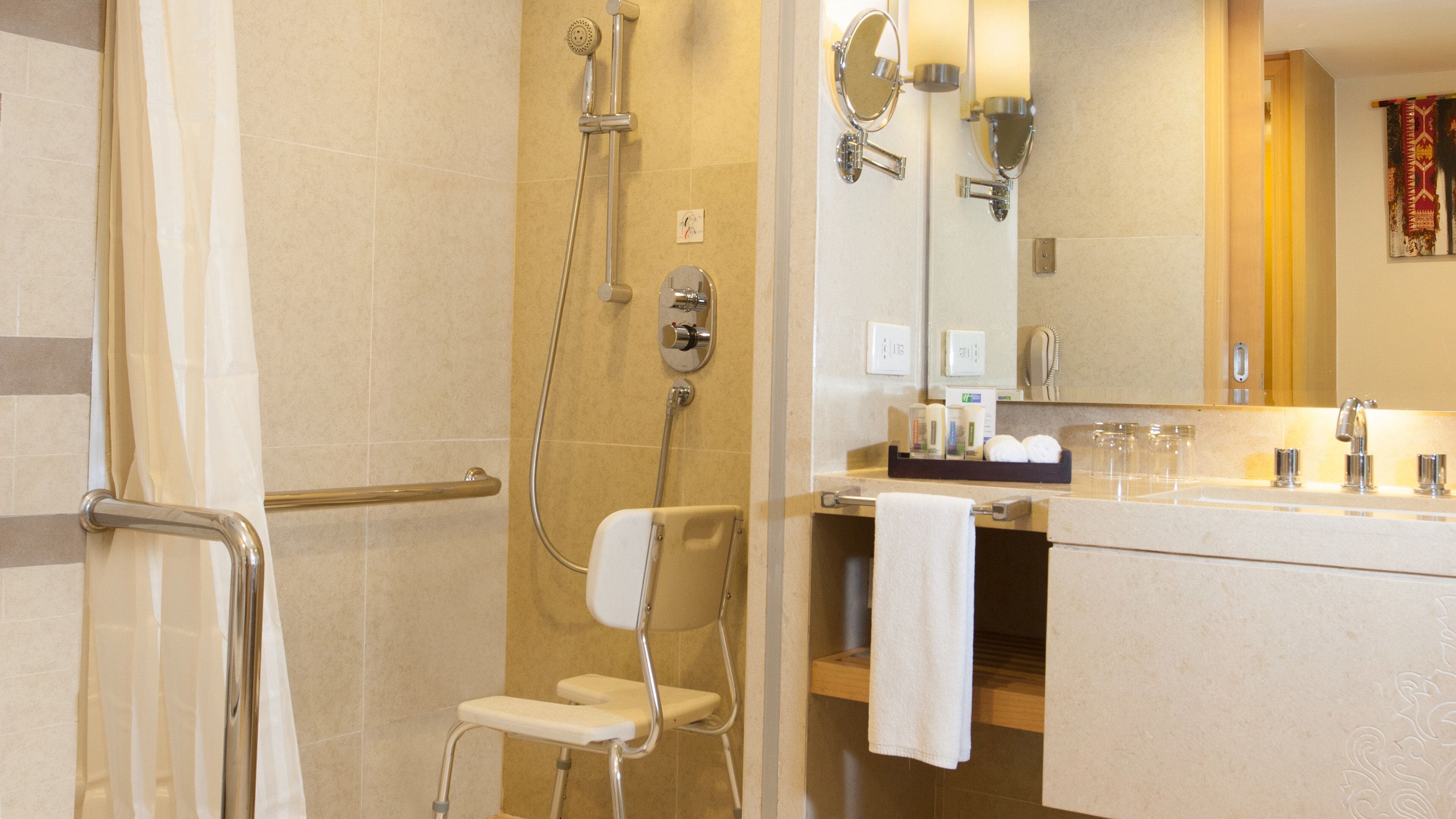 Ein Badezimmer mit Dusche, Toilette, Waschbecken und Spiegel.
