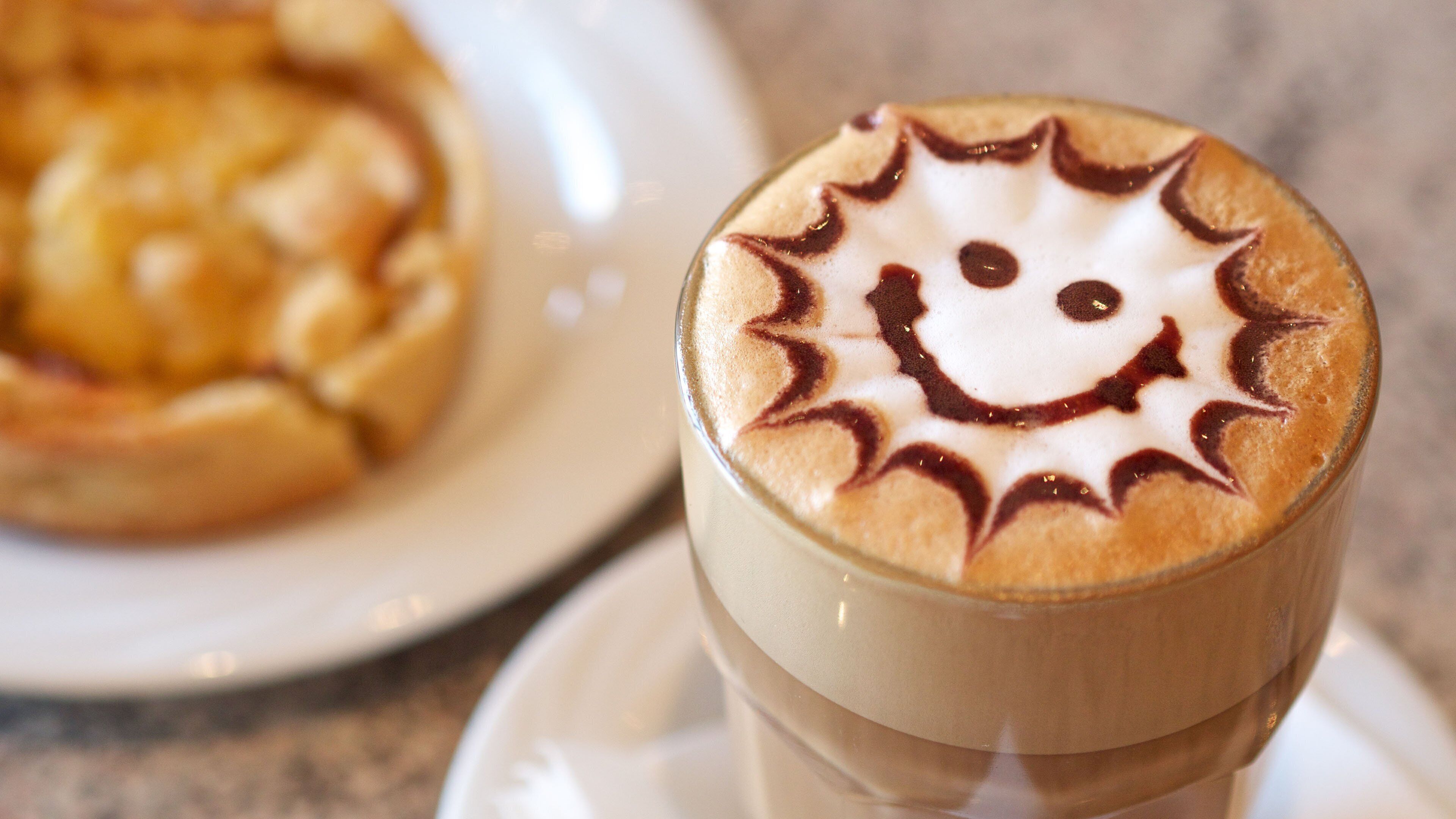 Close-up van een drankje met een smiley-gezicht in het schuim.