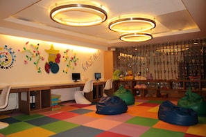 A children's playroom with colorful flooring, bean bags, and playful wall decorations. - Holiday Inn Resort Baruna Bali by IHG (Kuta)