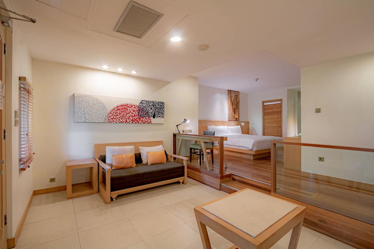 Suite, 1 très grand lit et 1 canapé-lit, vue sur le jardin | Couette en duvet, minibar, coffre-fort, bureau
