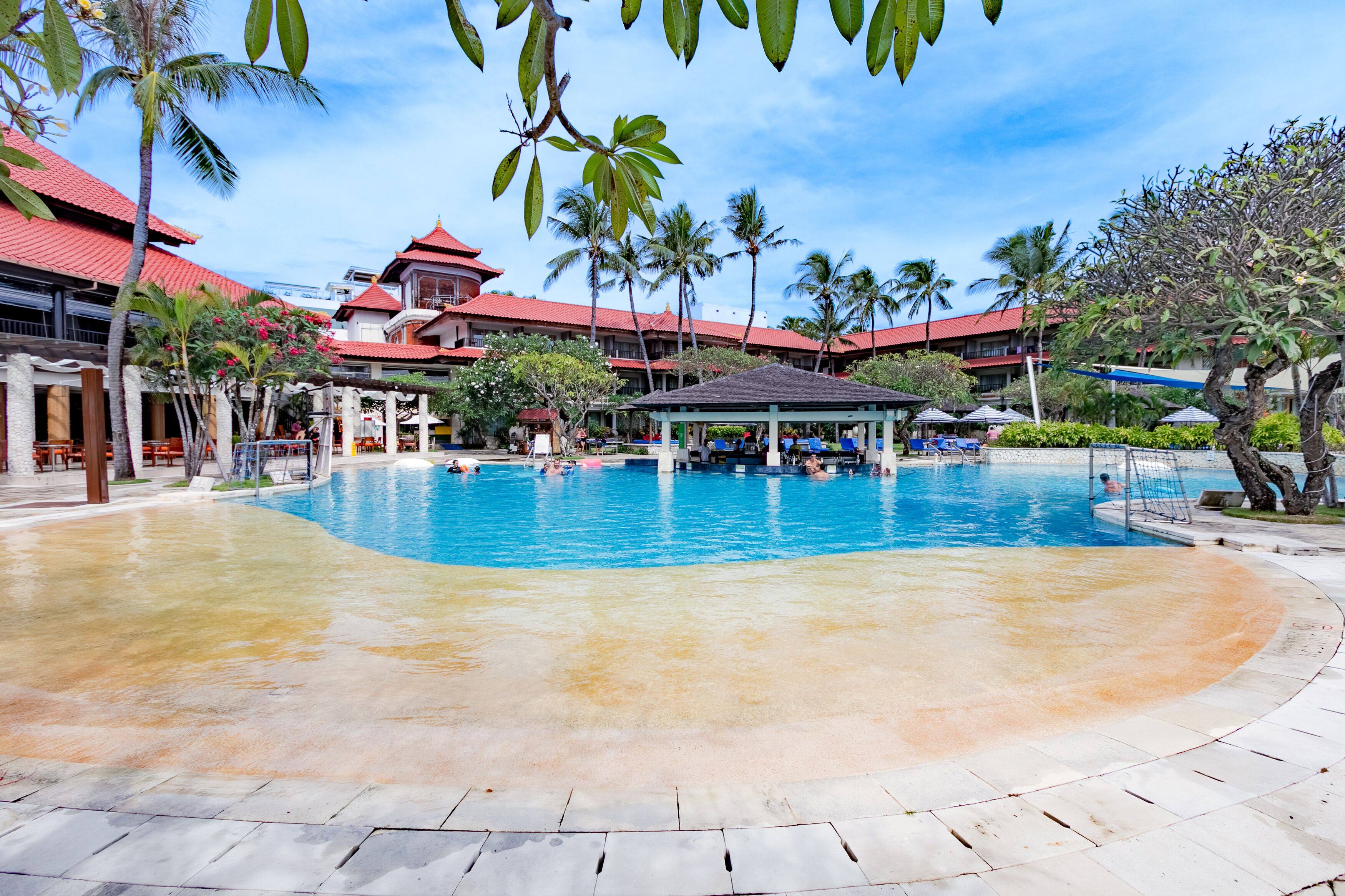 Una piscina al aire libre, camas de piscina gratis, sombrillas