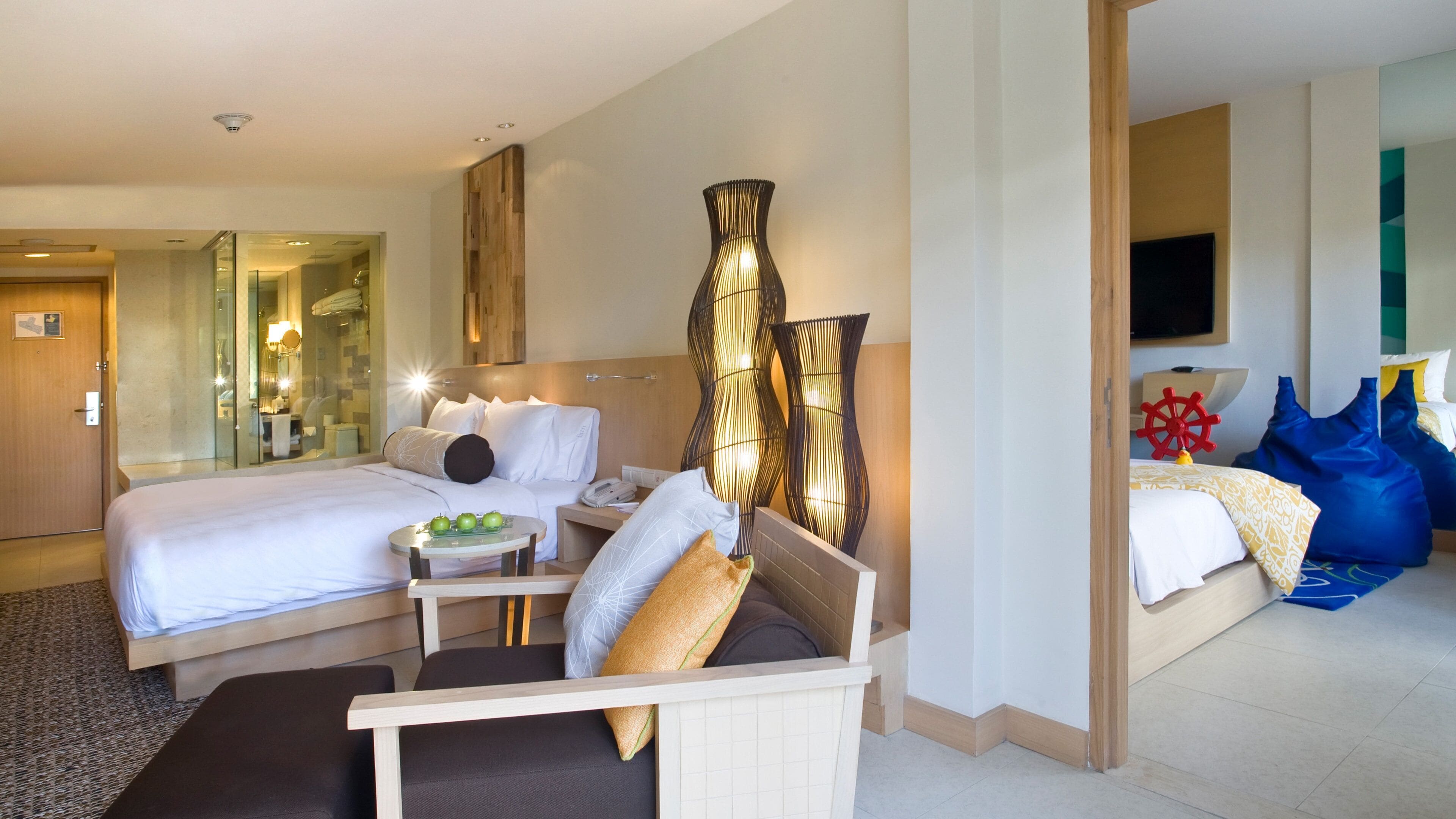 Phòng Suite dành cho gia đình, 2 phòng ngủ | Chăn bông, minibar, két bảo mật tại phòng, trang trí khác biệt 
