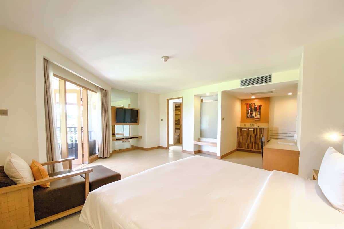 Chambre Prestige, 1 très grand lit, baignoire, vue sur le jardin (Bathtub) | Couette en duvet, minibar, coffre-fort, bureau