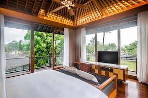 Down duvets, minibar, in-room safe, individually decorated - Holiday Inn Resort Baruna Bali by IHG (Kuta)