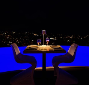 Lunch served, Mediterranean cuisine, pool views - Carpe Diem Santorini (Santorini)