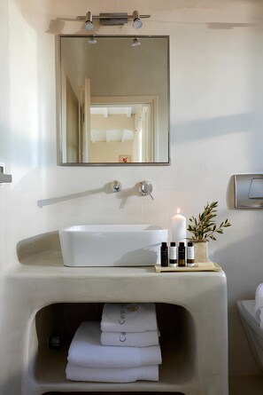 Honeymoon Suite with Pool & Panoramic View | Phòng tắm | Đồ dùng nhà tắm được thiết kế riêng, máy sấy tóc, áo choàng tắm 