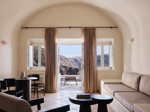 Suite, Sea View (Master - outdoor jetted tub) | 1 bedroom, minibar, in-room safe, soundproofing - San Antonio (Santorini)