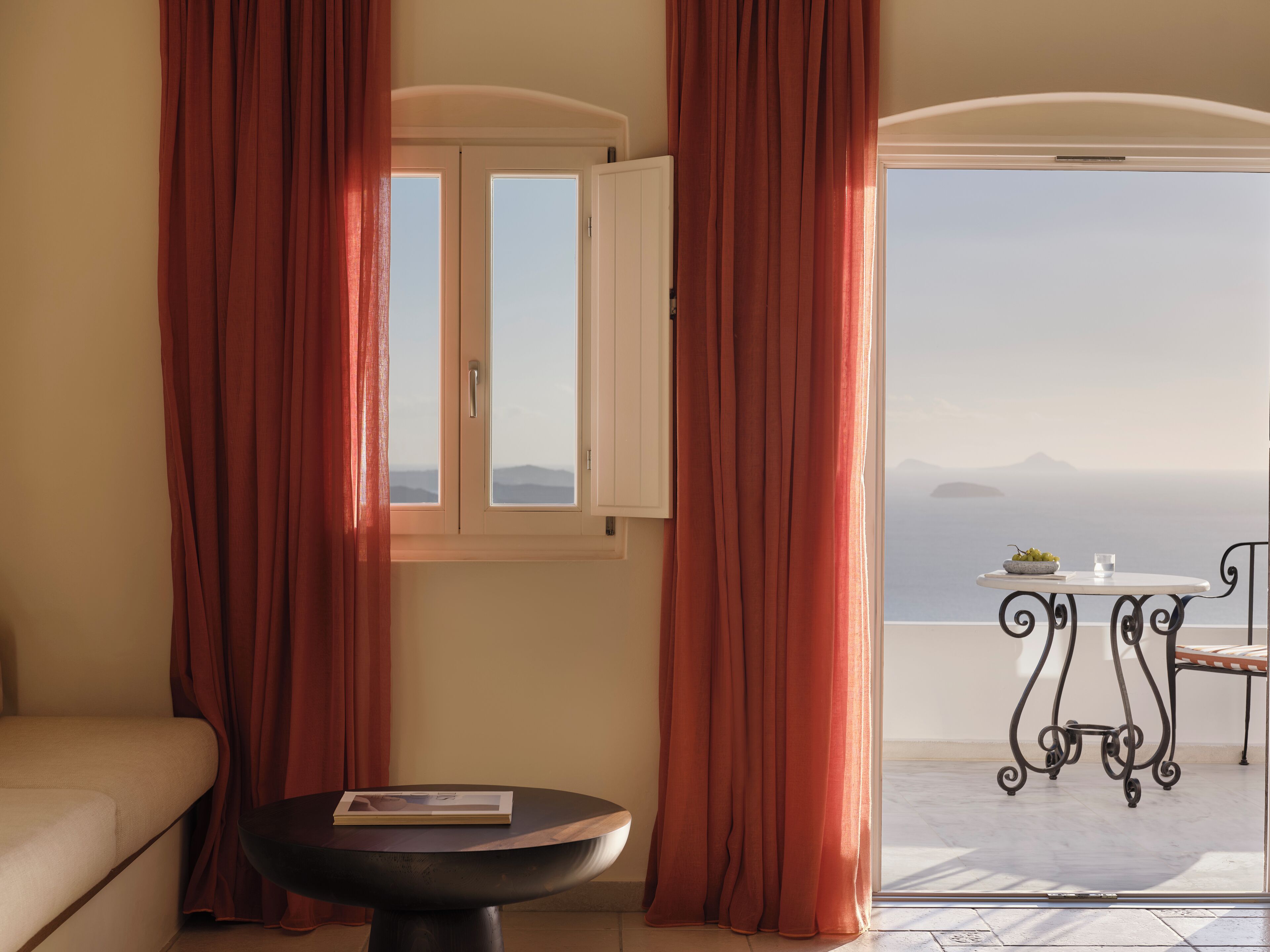 Suíte, vista para o mar | 1 quarto, frigobar, cofres nos quartos, quartos à prova de som