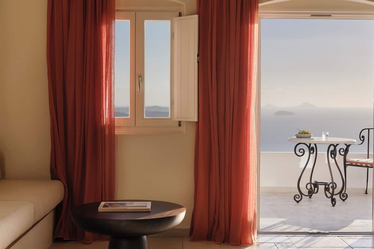 Suíte, vista para o mar | 1 quarto, frigobar, cofres nos quartos, quartos à prova de som