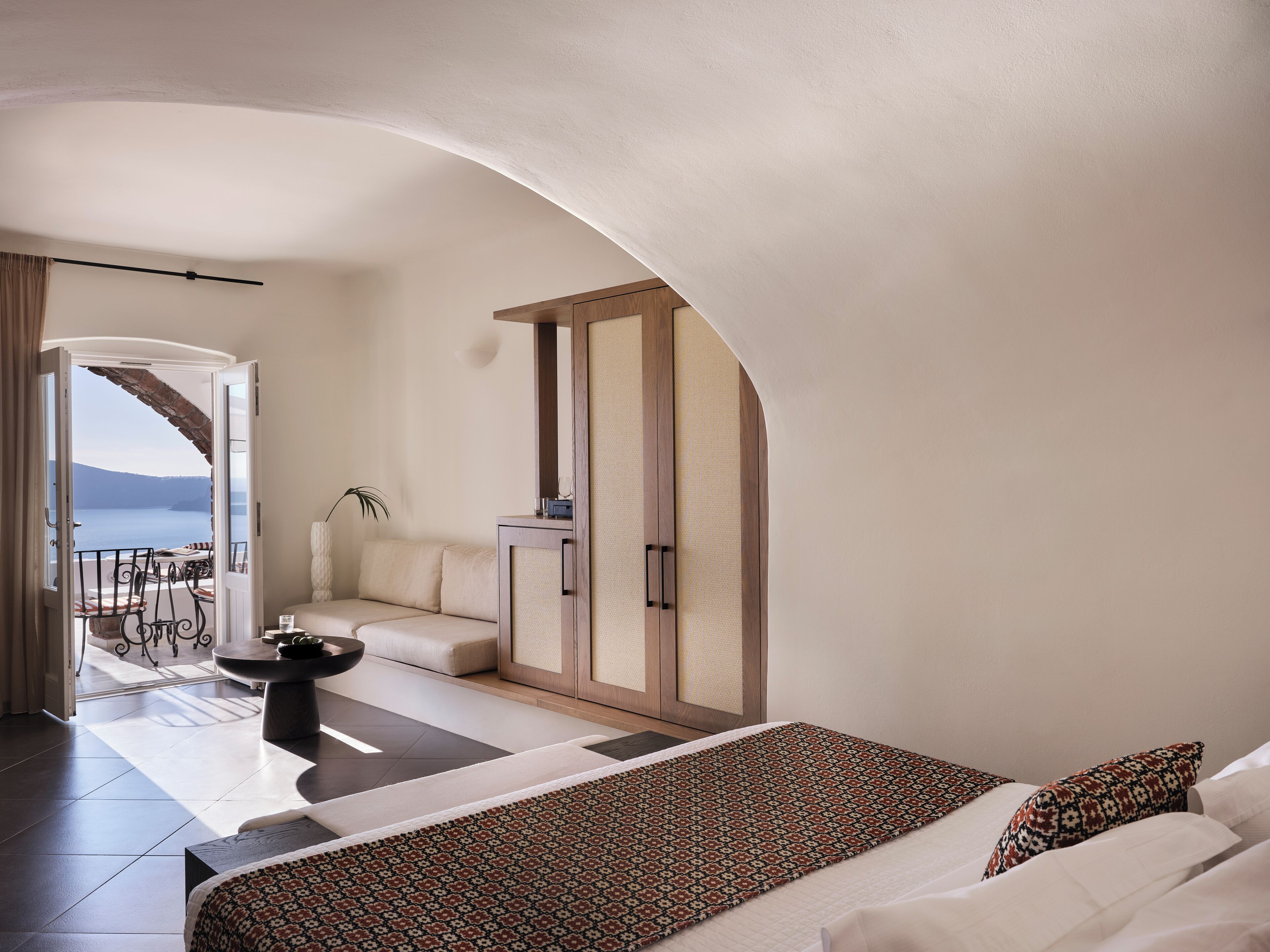 Suíte sênior, vista para o mar | 1 quarto, frigobar, cofres nos quartos, quartos à prova de som