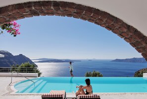 Outdoor pool, sun loungers - San Antonio (Santorini)