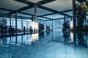 Piscina coberta i piscina a l'aire lliure 