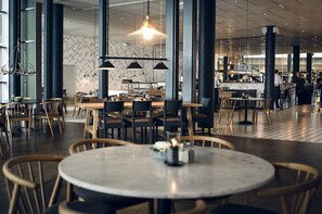 Hi ha 2 restaurants amb plats de cuina local i internacional 