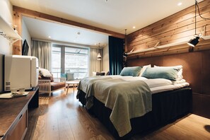 Deluxe Room | Värdeförvaringsskåp på rummet, skrivbord och mörkläggningsgardiner