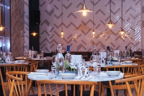 2 restaurants, breakfast, lunch served; local and international cuisine