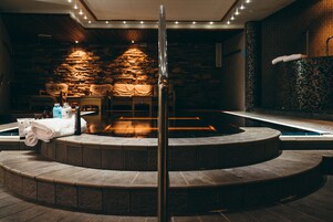 Indoor spa tub