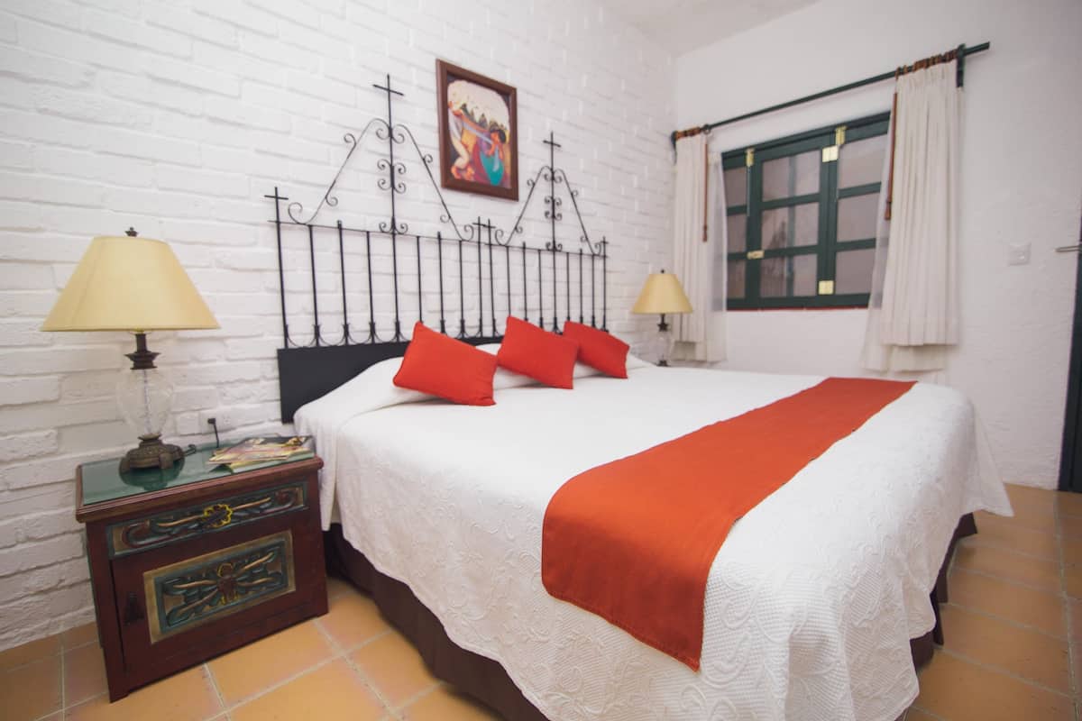 Premium bedding, in-room safe, individually decorated