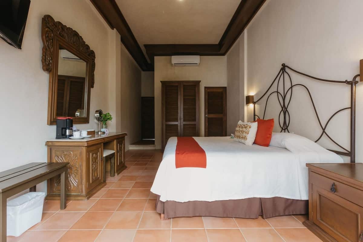 Ropa de cama de alta calidad y caja de seguridad en la habitación