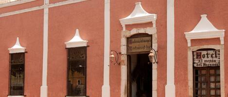 A building with a sign reading "Hotel El Mesón del Marques."