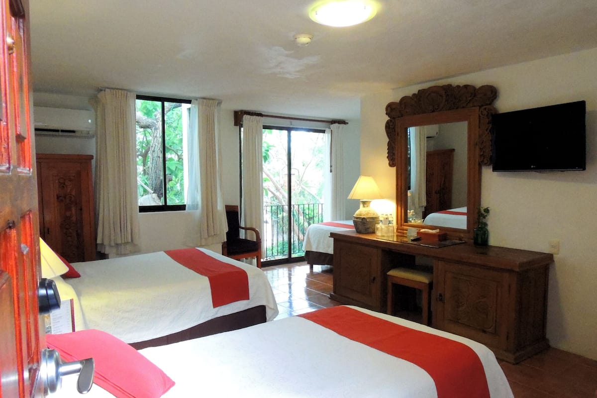 Premium bedding, in-room safe, individually decorated