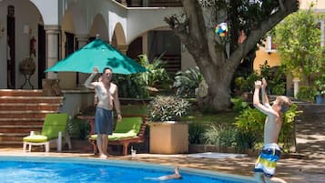 Piscina all'aperto, lettini