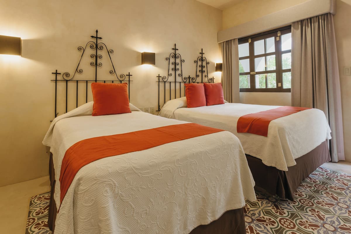 Kahden hengen standard-huone | Ylelliset vuodevaatteet, tallelokero huoneessa