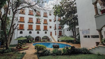 Alberca al aire libre y camastros