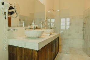 Designer toiletries, hair dryer, towels, soap - El Mesón del Marqués (Valladolid)