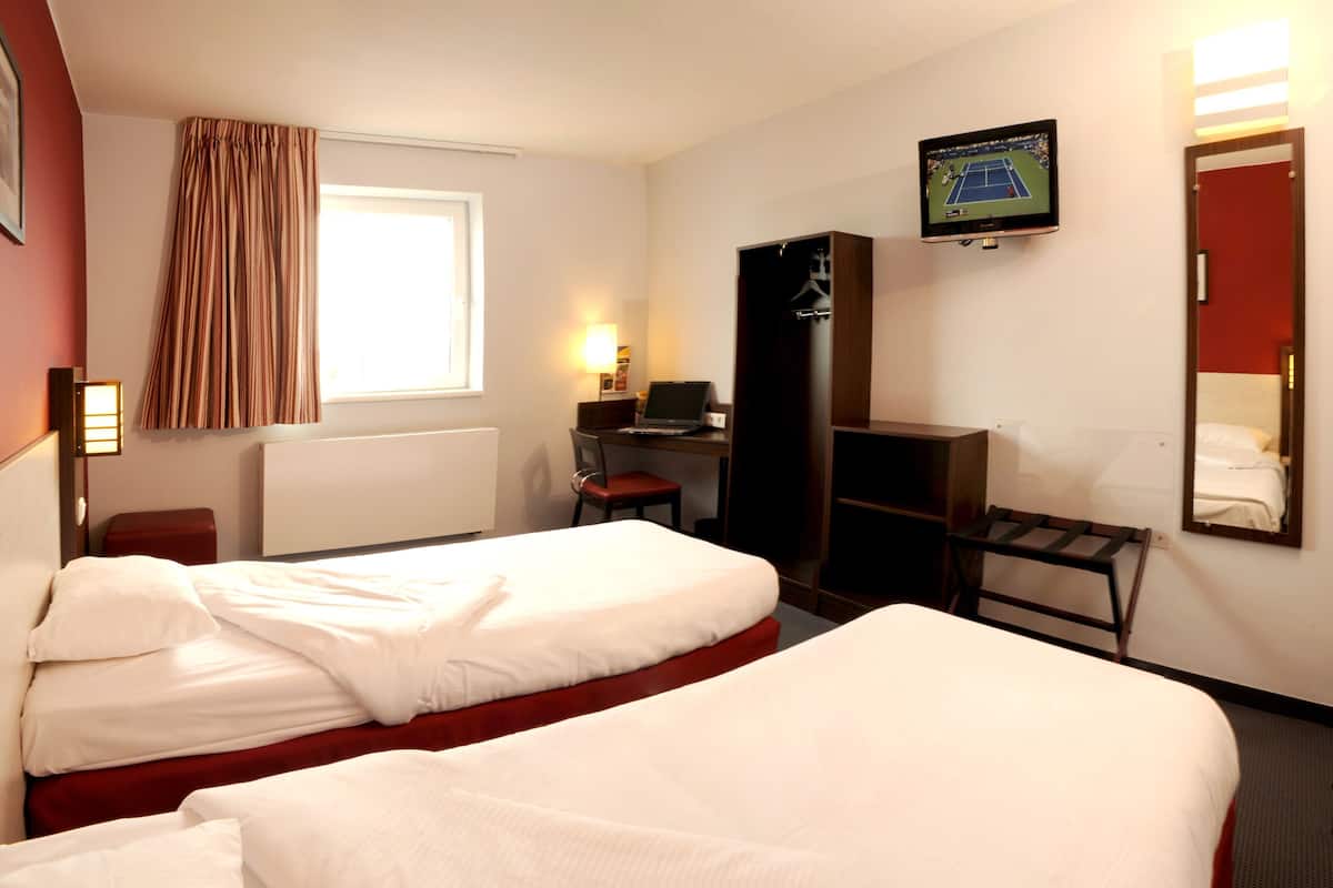 Desk, soundproofing, iron/ironing board, free cots/infant beds