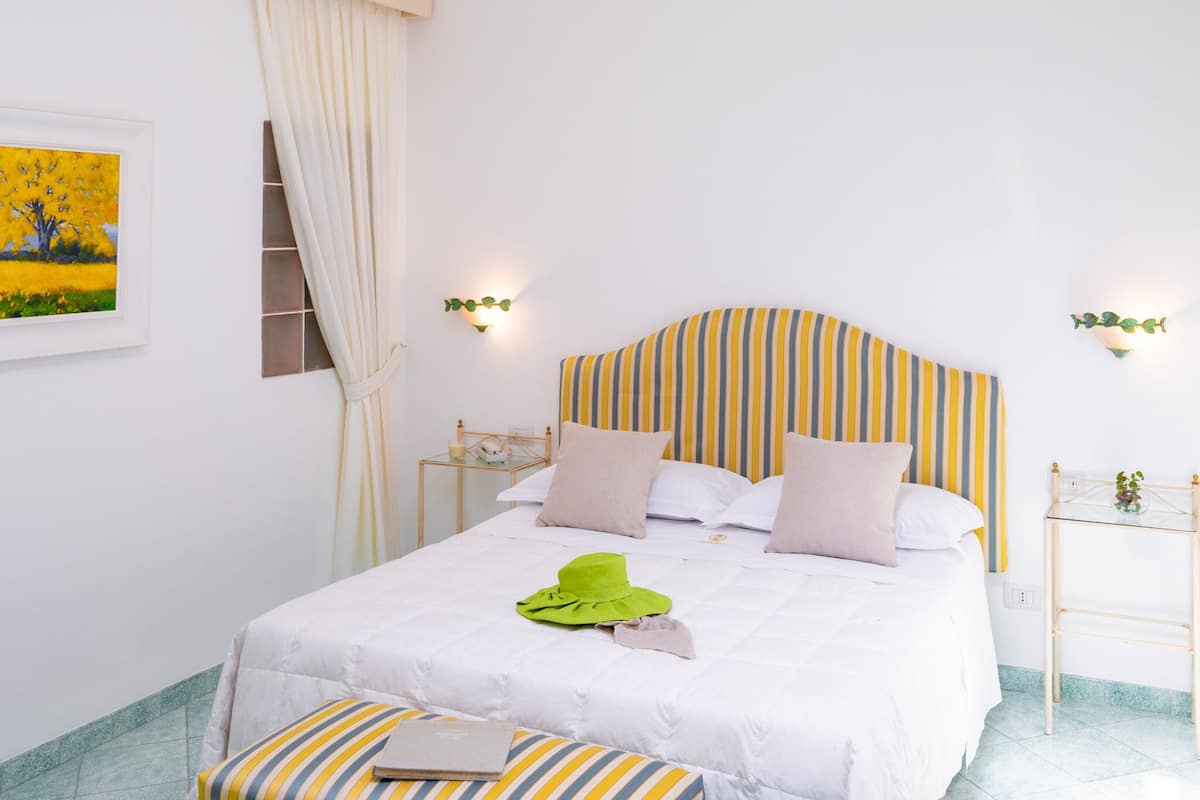 Economy Double Room, No Windows (Skylight) | Peralatan tempat tidur premium, gebar bulu kapas, tilam berlapik