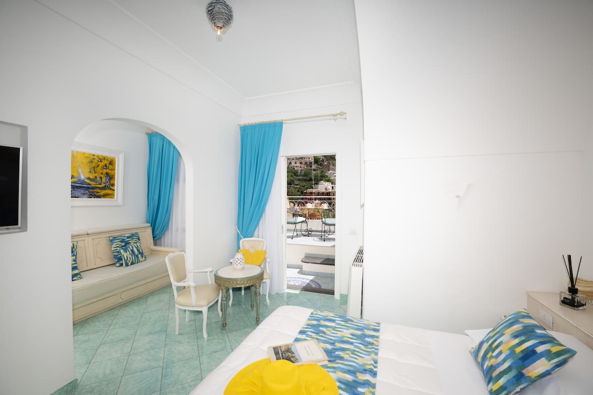 Superior Room | Peralatan tempat tidur premium, gebar bulu kapas, tilam berlapik