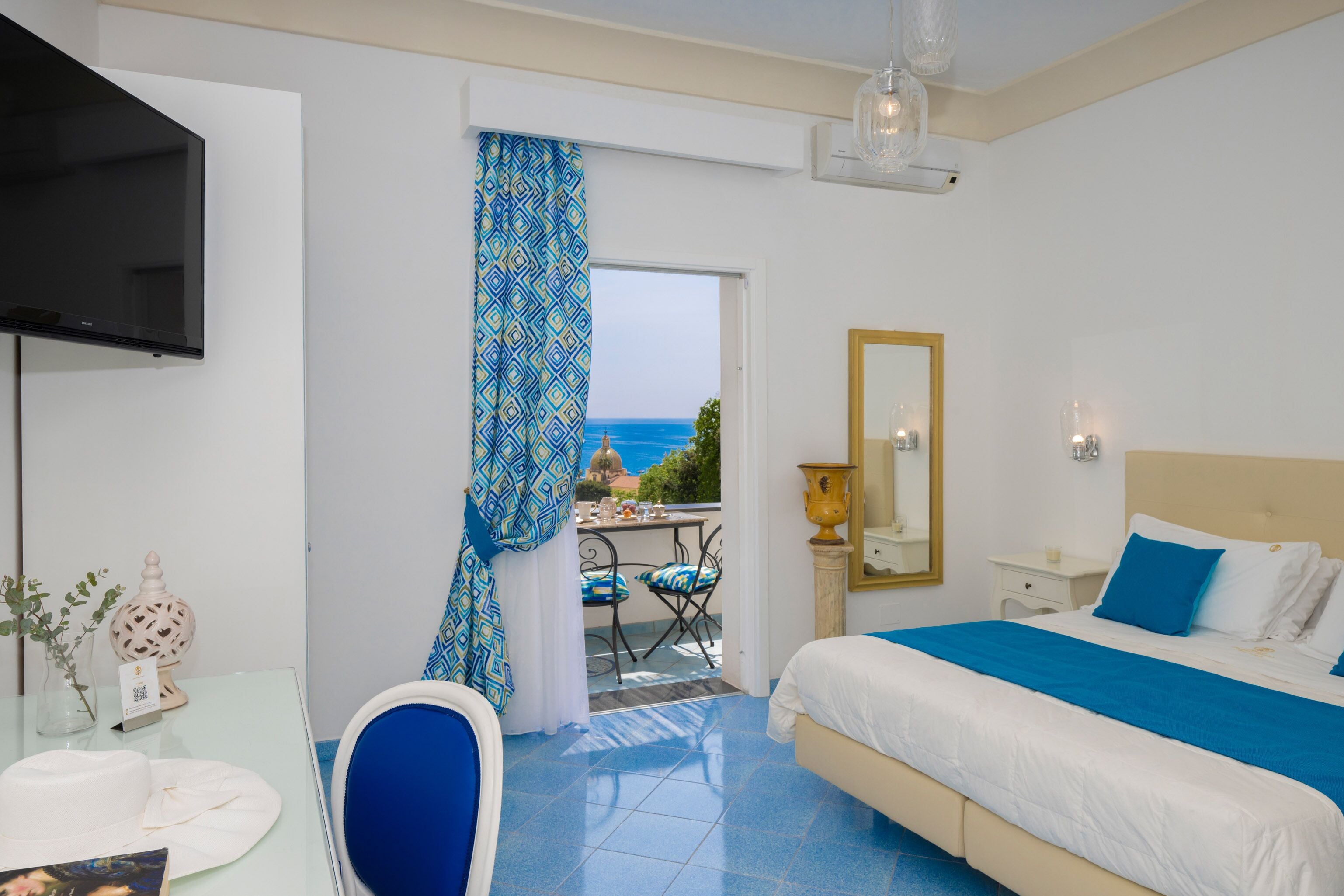 Kamar Double Standar | Seprai premium, selimut bulu angsa, bantalan ekstra lembut, dan minibar