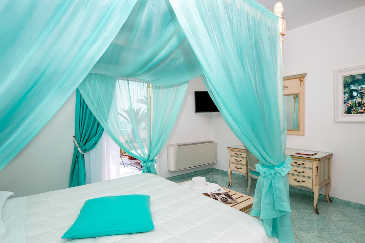 Junior Suite | Peralatan tempat tidur premium, gebar bulu kapas, tilam berlapik