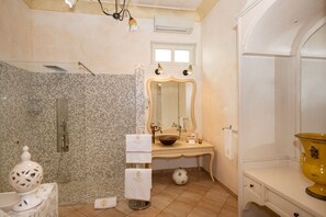 Suite | Bilik Mandi | Hulu semburan mandi hujan, pengering rambut, jubah mandi, selipar 