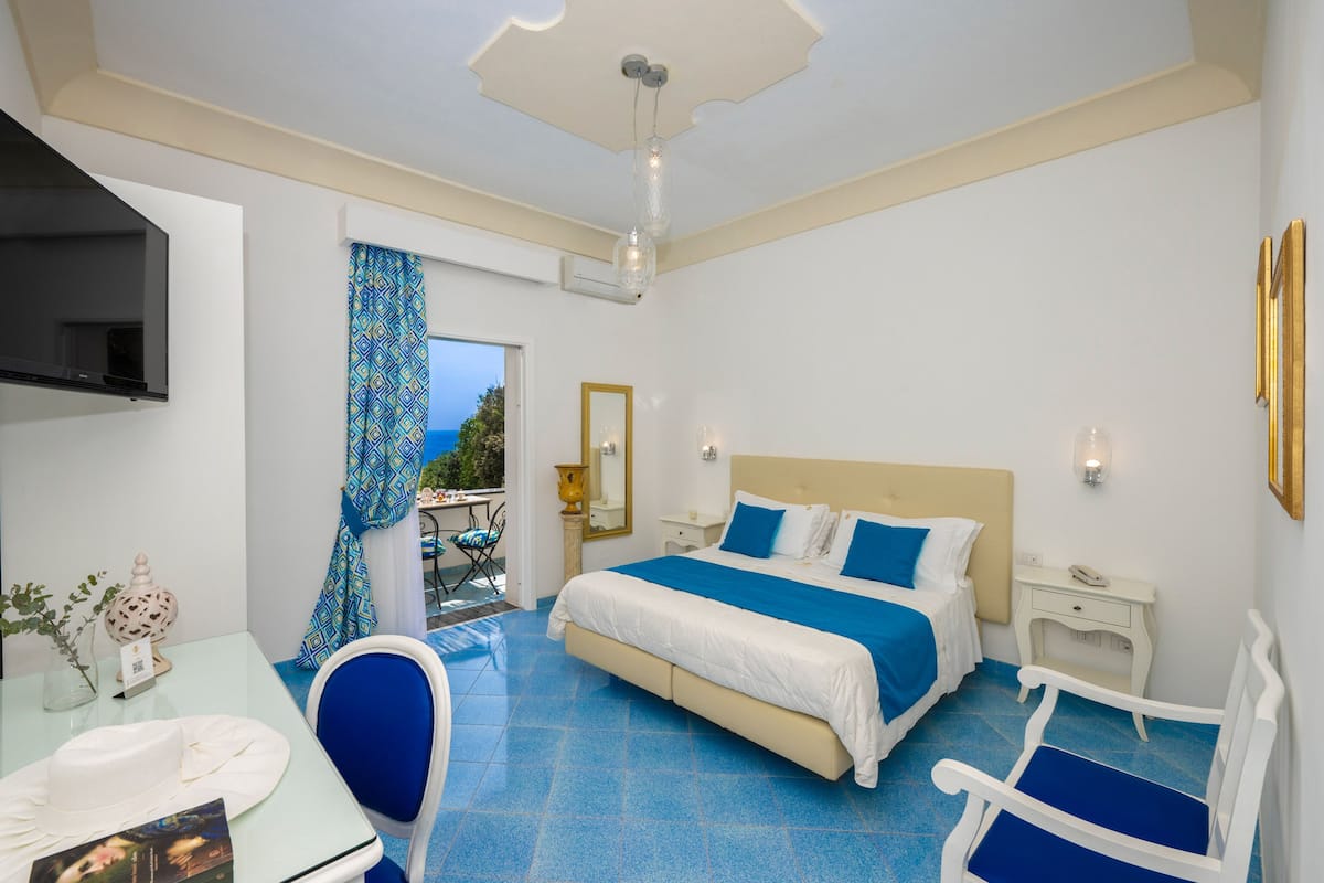 Standard Double Room | Peralatan tempat tidur premium, gebar bulu kapas, tilam berlapik
