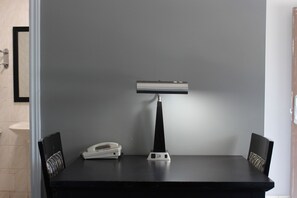 TV - Super 7 Motel (London)