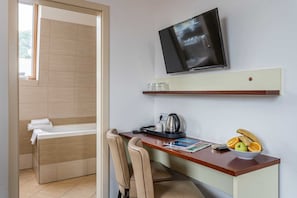 Chambre Triple | Salle de bain | Ensemble douche/baignoire, articles de toilette gratuits, sèche-cheveux