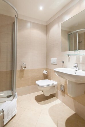 Chuveiro/banheira combinados, produtos de toalete grátis