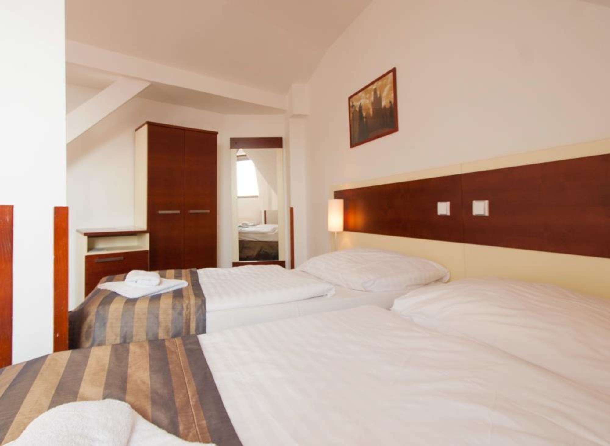 Frigobar, cofres nos quartos, escrivaninha, cortinas blackout