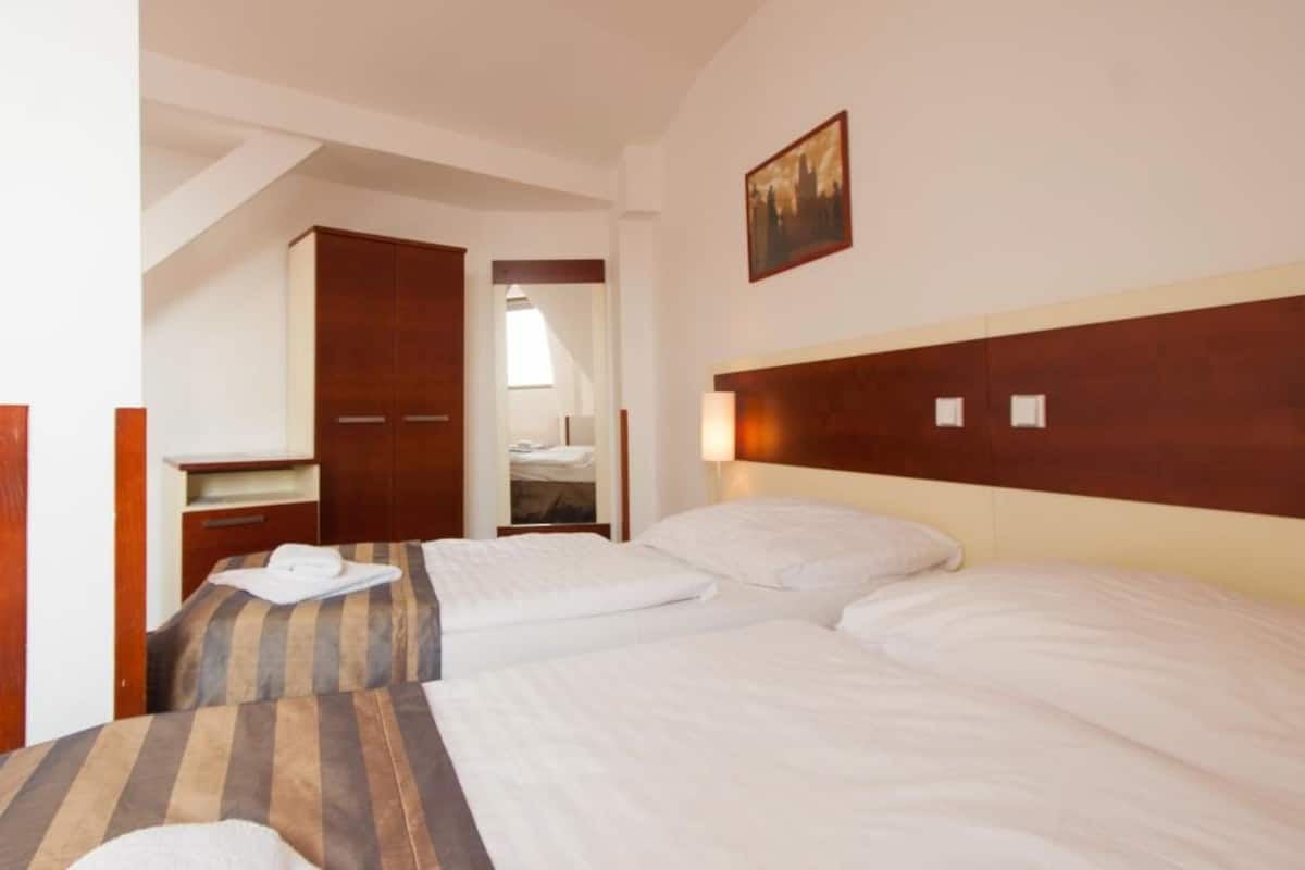 Frigobar, cofres nos quartos, escrivaninha, cortinas blackout