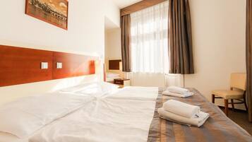 Minibar, vÀrdeförvaringsskÄp pÄ rummet och skrivbord