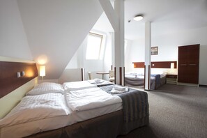 Quarto quádruplo conforto | Frigobar, cofres nos quartos, escrivaninha, cortinas blackout