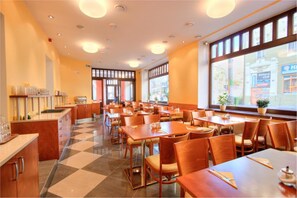 Café da manhã com buffet grátis todos os dias