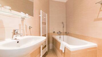 Badkar/dusch, gratis toalettartiklar, hÄrtork och handdukar